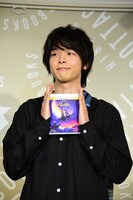 「アラジン」MovieNEXをアピールする中村倫也。