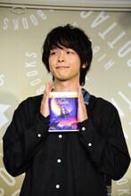 「アラジン」MovieNEXをアピールする中村倫也。