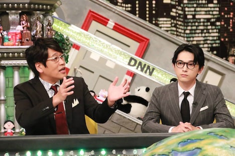10月11日放送の「全力!脱力タイムズ」より。左から古坂大魔王、吉沢亮。
