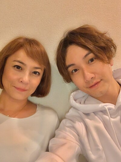 左から佐藤仁美、細貝圭。