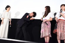 ひざ枕のシーンを説明するムロツヨシ（中央左）。