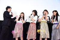 ムロツヨシ（左端）に注意される佐々木彩夏（左から2番目）。