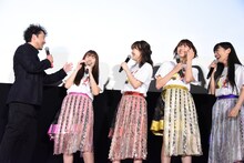 ムロツヨシ（左端）に注意される佐々木彩夏（左から2番目）。