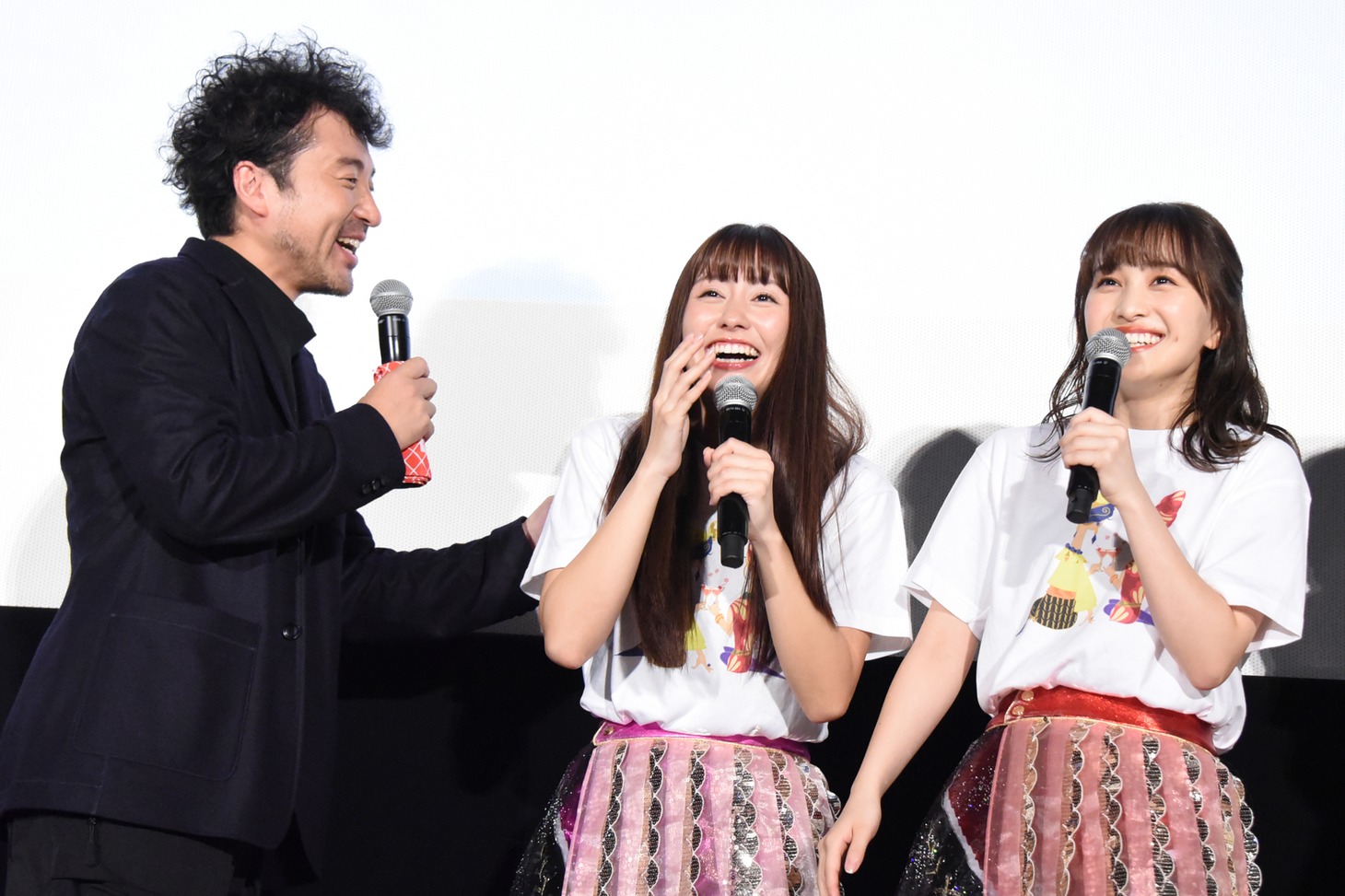 ムロツヨシ（左）に注意される佐々木彩夏（中央）。