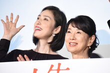 左から天海祐希、吉永小百合。