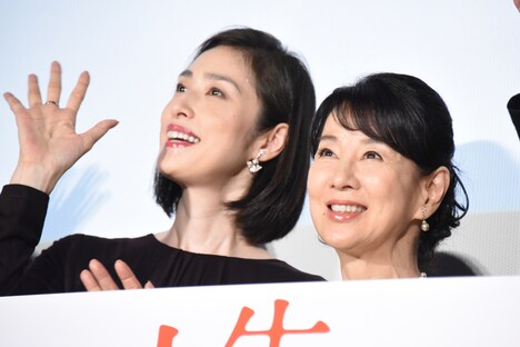 左から天海祐希、吉永小百合。