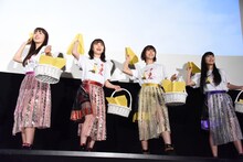 紙飛行機を飛ばすももいろクローバーZ。