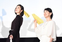 紙飛行機を飛ばす天海祐希（左）と吉永小百合（右）。
