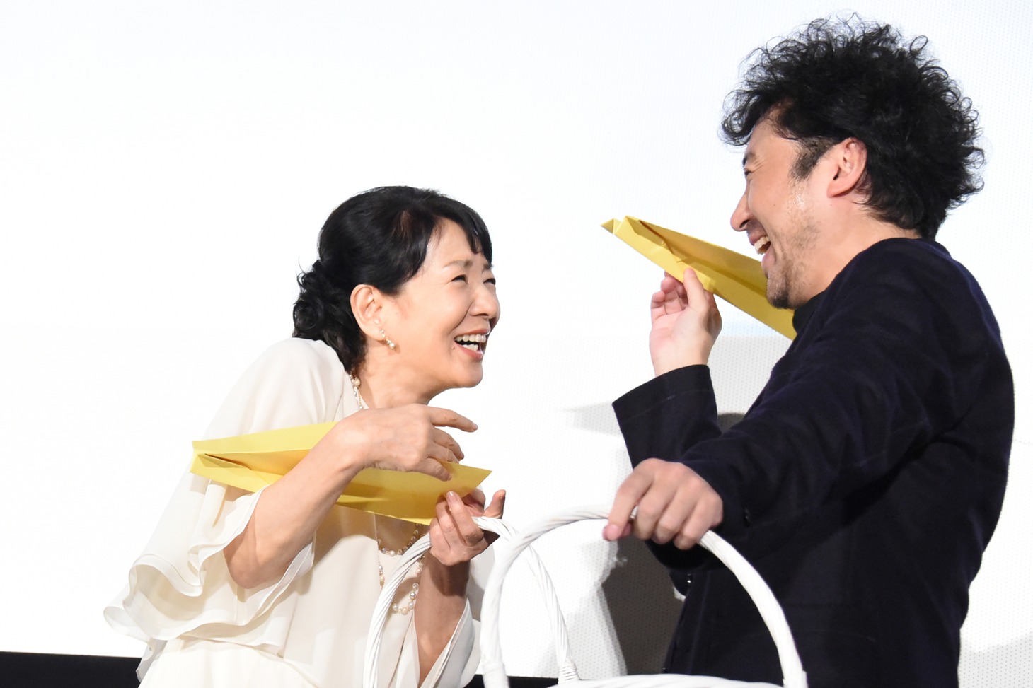 紙飛行機をうまく飛ばせなかった吉永小百合（左）。