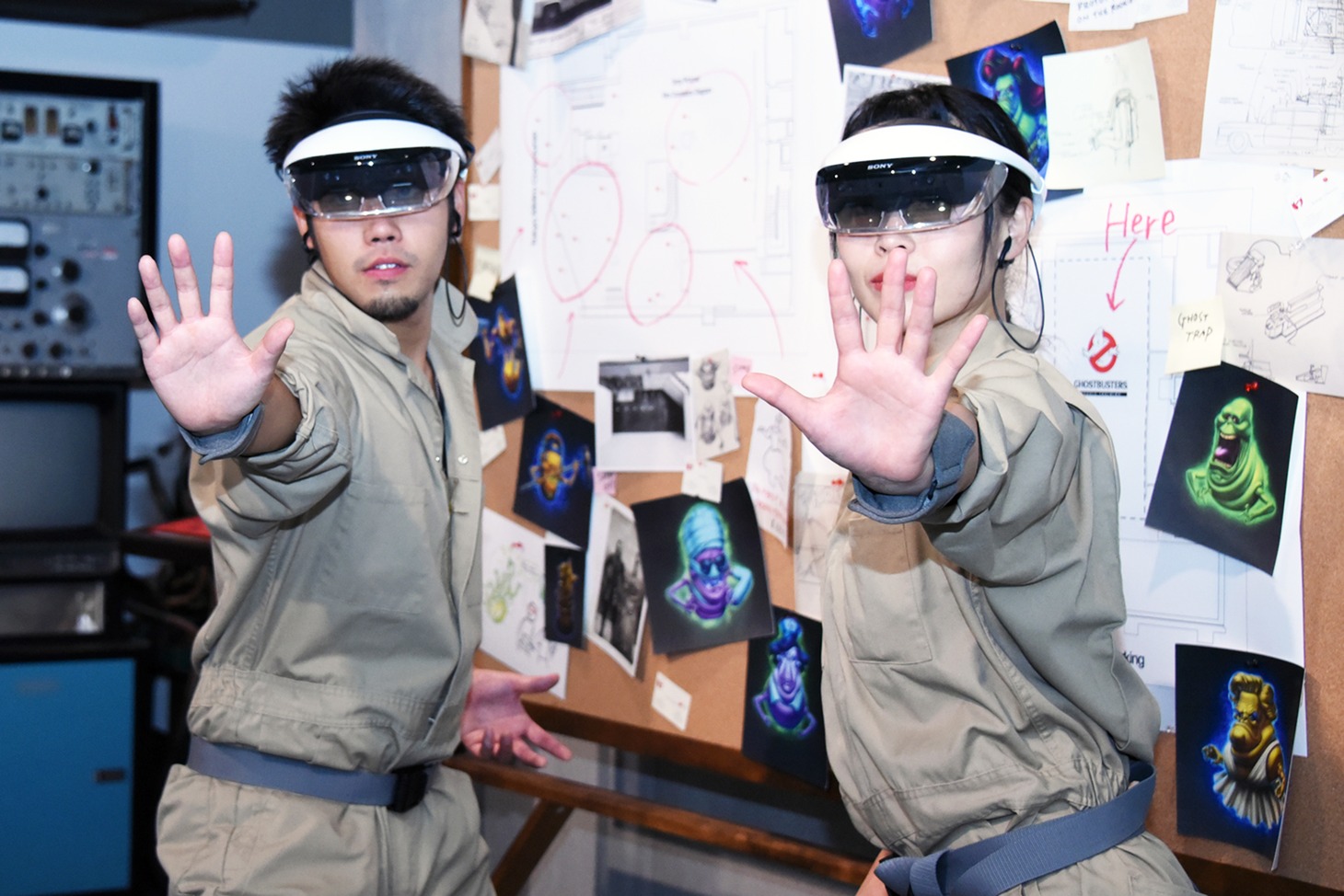 「GHOSTBUSTERS ROOKIE TRAINING」のトレーナー（左）と隊長（右）。