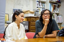 左からシャリファ・アマニ、行定勲。