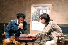 高山康平（左）とMCの折田侑駿（右）。