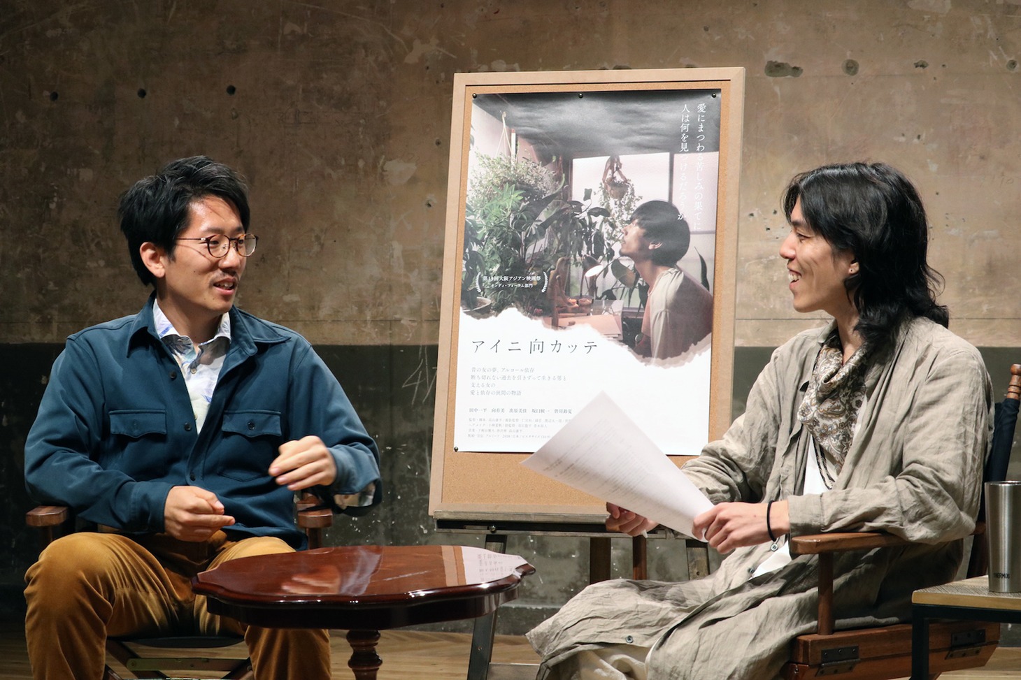 高山康平（左）とMCの折田侑駿（右）。