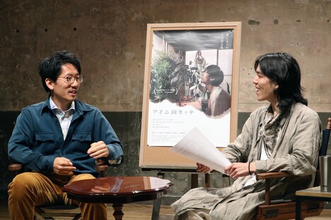 高山康平(左)とMCの折田侑駿(右)。