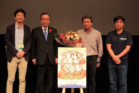 「星屑の町」完成披露上映イベントにて、左から佐藤現、久慈市長・遠藤譲一、杉山泰一、高橋正弥。