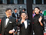 第3回平遥国際映画祭に参加した三吉彩花（右）、清水崇（中央）、プロデューサーの紀伊宗之（左）。