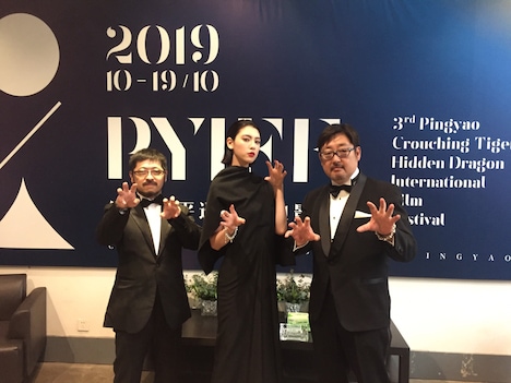 第3回平遥国際映画祭に参加した三吉彩花（中央）、清水崇（左）、プロデューサーの紀伊宗之（右）。