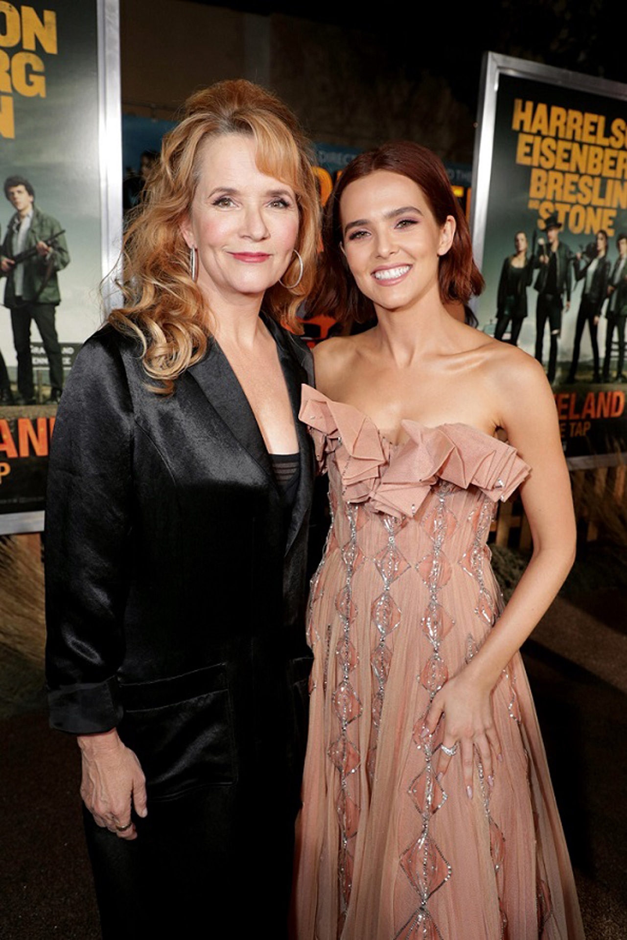 左からリー・トンプソン、ゾーイ・ドゥイッチ。