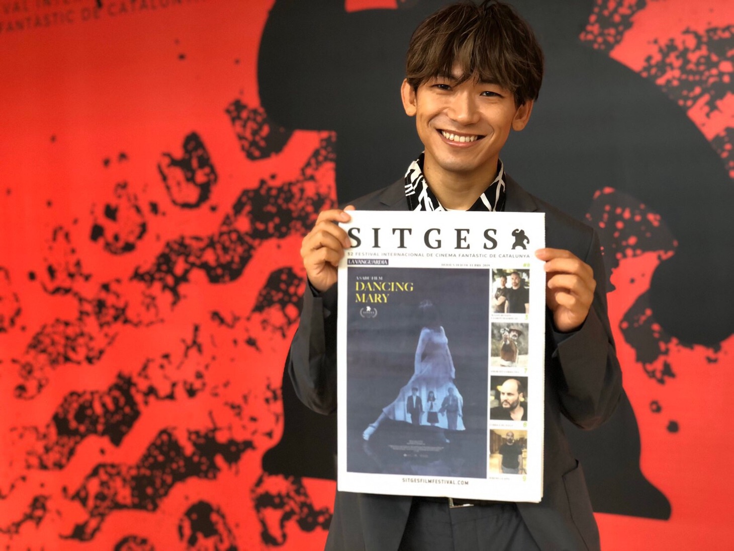 映画祭の公式デイリーニュースを持つNAOTO。