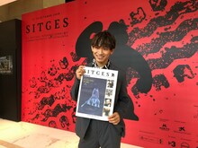 映画祭の公式デイリーニュースを持つNAOTO。