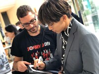 サインに応じるNAOTO（右）。