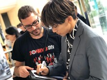 サインに応じるNAOTO（右）。