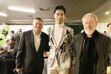 小林直己（中央）、リドリー・スコット（右）。