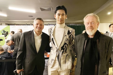 小林直己(中央)、リドリー・スコット(右)。