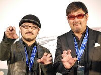 左から清水崇、プロデューサーの紀伊宗之。