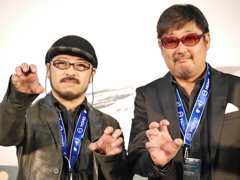 左から清水崇、プロデューサーの紀伊宗之。