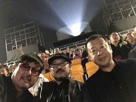 左からプロデューサーの紀伊宗之、清水崇、ジャ・ジャンクー。