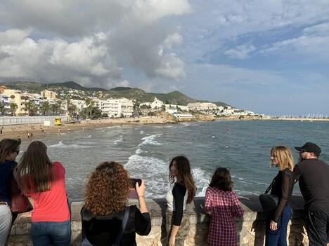 シッチェスの様子。