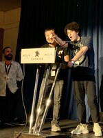 ヤング ポール（右）