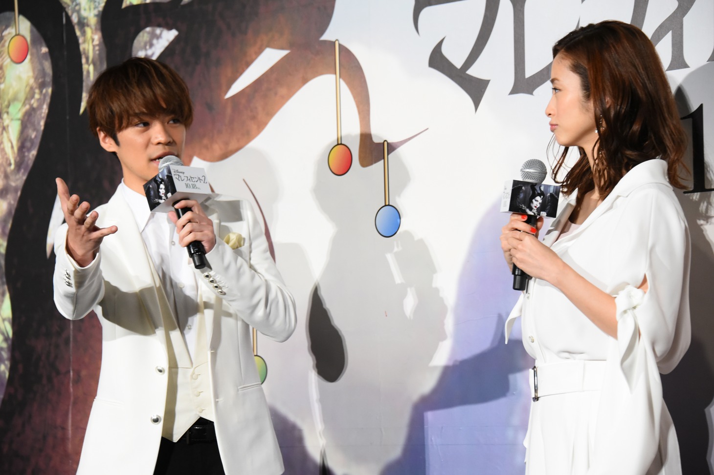 左から小野賢章、上戸彩。