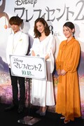左から小野賢章、上戸彩、福田彩乃。