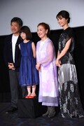 左から是枝裕和、佐々木みゆ、宮本信子、宮崎あおい。