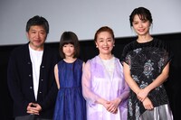「真実」公開記念舞台挨拶の様子。左から是枝裕和、佐々木みゆ、宮本信子、宮崎あおい。