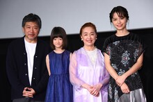 「真実」公開記念舞台挨拶の様子。左から是枝裕和、佐々木みゆ、宮本信子、宮崎あおい。