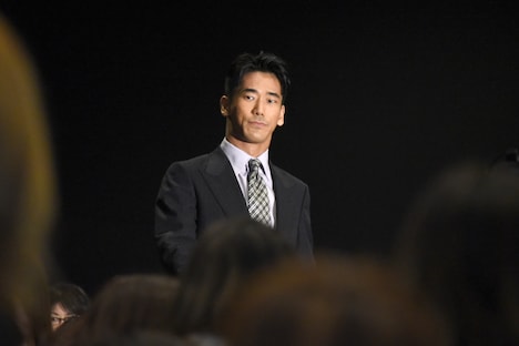 客席通路を通って登壇した小林直己。