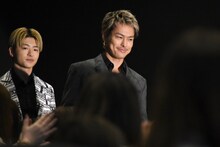 客席通路を通って登壇した今市隆二（手前）。