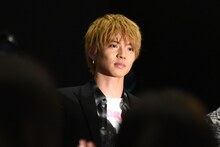 客席通路を通って登壇した佐藤大樹。