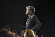 客席通路を通って登壇した今市隆二。