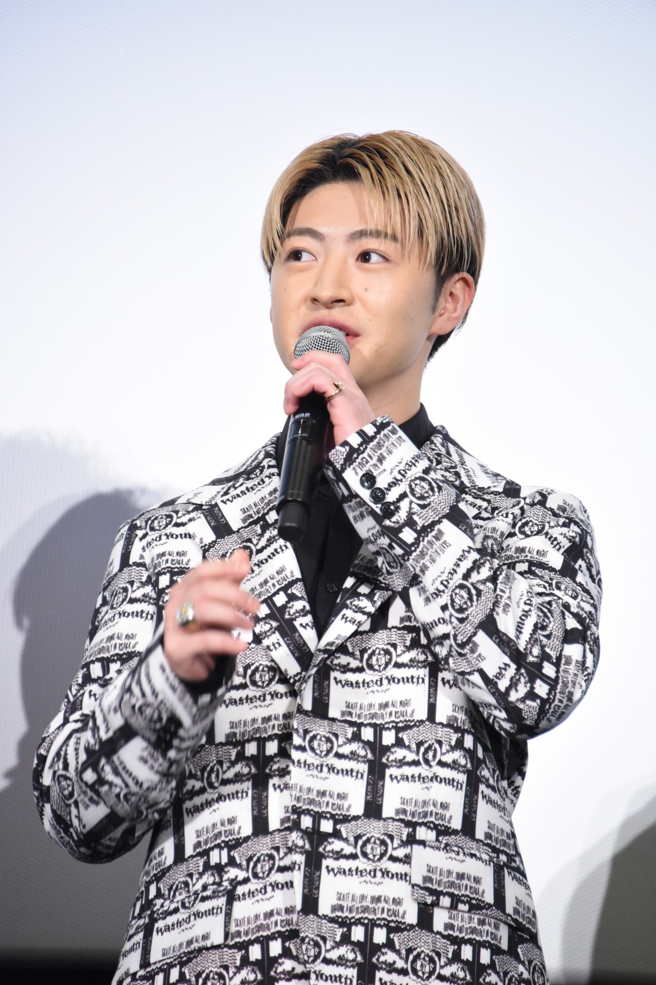 佐野玲於