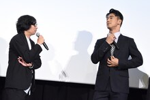 行定勲（左）に首の太さをアピールする小林直己（右）。