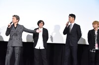 今市隆二（左端）の演技を絶賛する小林直己（右から2番目）。