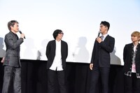 今市隆二（左端）の演技を絶賛する小林直己（右から2番目）。