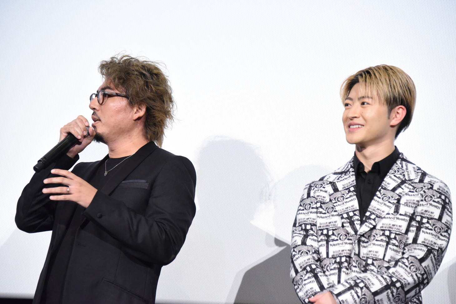 左から洞内広樹、佐野玲於。