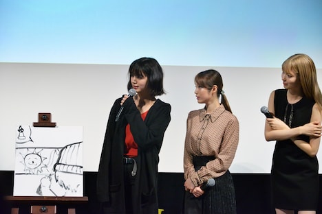 絵心対決コーナーの様子。左から池田エライザ、中村ゆりか、八木アリサ。