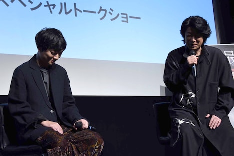 永瀬正敏(右)に褒められ、照れ笑いする染谷将太(左)。