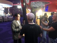 取材を受ける石川慶（左端）。